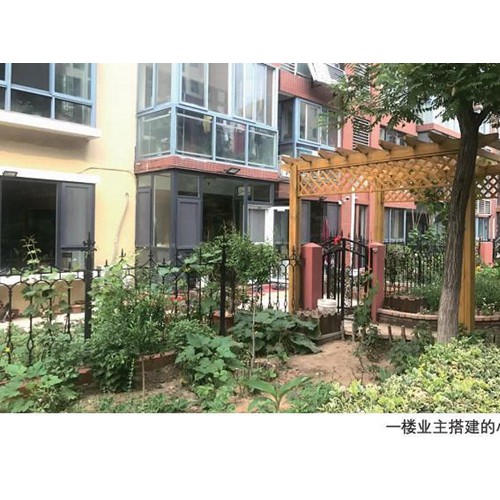 路劲蓝水假期小区一楼圈占小院引不满 物业称属私自扩建