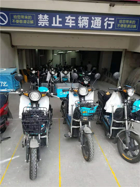 原来的停车场入口停满盒马鲜生的电动车