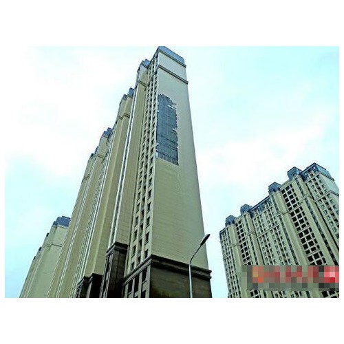 济南中海华山珑城小区风雨中保温层掉了一大片