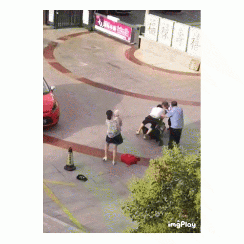 城阳巴黎壹号小区父子业主当街暴打保安 警方介入调查