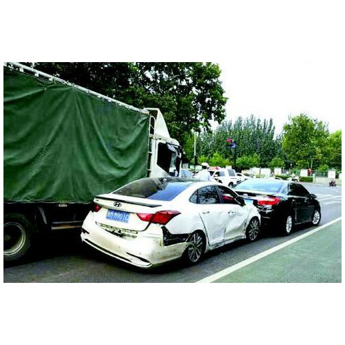 济南闹市区货车刹车失灵连撞8车 现场一片狼藉无人伤亡