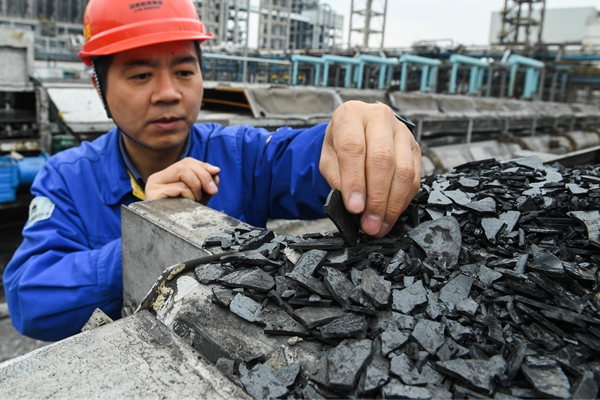 国家能源集团鄂尔多斯煤制油分公司员工查看煤直接液化产生的附产品沥青。这里建成了中国首个百万吨级煤直接制油示范工程。新华社资料图