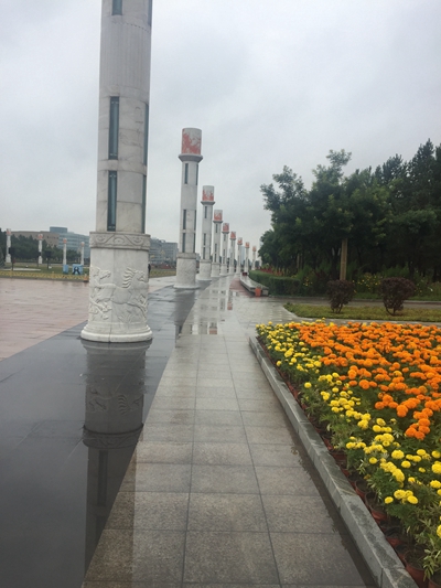 康巴什成吉思汗广场一角。