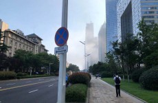 天晟苑小区门前增设禁止停车标志 消除道路安全隐患