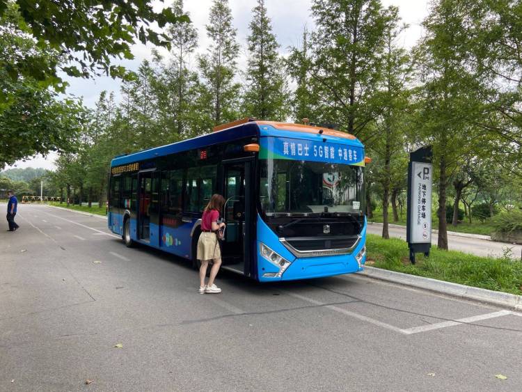 5g智能自动驾驶公交亮相西海岸新区车与路实现信息交互