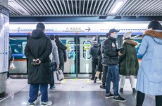 青岛地铁3号线扒门逼停列车 乘客遇到突发状况应该怎么办