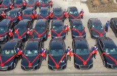 山东星光糖业集团老板给40名员工每人奖励一辆车