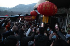 家里被围得水泄不通 山东临沂费县拉面哥暂停出摊