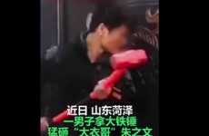 男子拜师不成狂砸大衣哥家门 称被朱之文欺骗两年感情