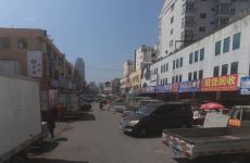 青岛开发区旧货市场占道经营被责令整改